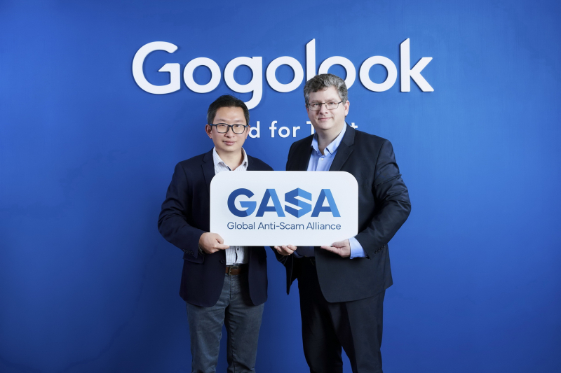 บรรยายภาพ: Jackie Cheng (ขวา) ผู้ร่วมก่อตั้งและประธาน Gogolook และ Jorij Abraham (ซ้าย) ผู้จัดการทั่วไป Global Anti-Scam Alliance ถ่ายภาพร่วมกันในโอกาสเข้าร่วมพันธมิตร GASA